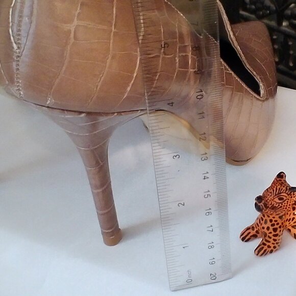 Womens Tan Pumps, size 10 - Picture 5 of 6